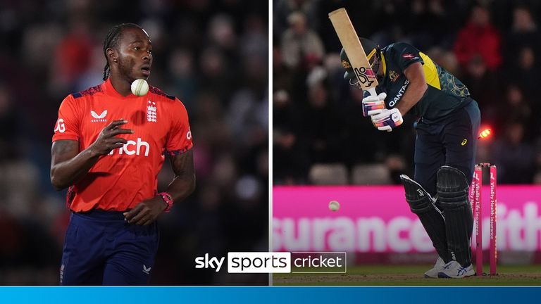 Jofra Archer mengambil dua wicket dalam dua bola sebelum Saqib Mahmood menjatuhkan Cameron Green pada awal over ke-19 saat Inggris melawan Australia di IT20 pertama.