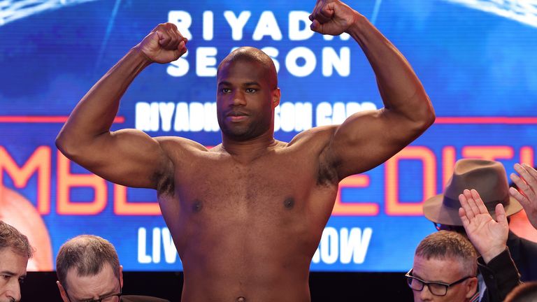 Daniel Dubois menimbang berat badannya sebelum pertarungannya dengan Anthony Joshua (Kredit: Mark Robinson/Matchroom Boxing)