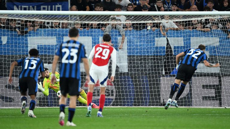 Arsenal's David Raya saves Mateo Retegui's penalty for Atalanta