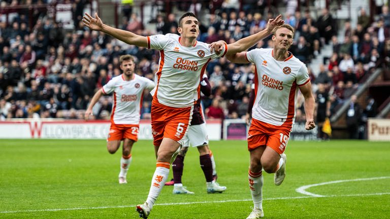 Dundee United naik ke posisi ketiga di liga setelah mengalahkan Hearts