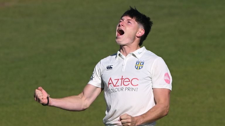 Angka-angka terbaik dalam karier bowler Matthew Potts menginspirasi kemenangan telak Durham atas Lancashire