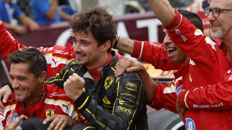 AUTODROMO NAZIONALE MONZA, ITALIA - 01 SEPTEMBER: Charles Leclerc, Scuderia Ferrari, posisi 1, merayakan kemenangan bersama timnya di Parc Ferme selama GP Italia di Autodromo Nazionale Monza pada Minggu 01 September 2024 di Monza, Italia. (Foto oleh Steven Tee / LAT Images)