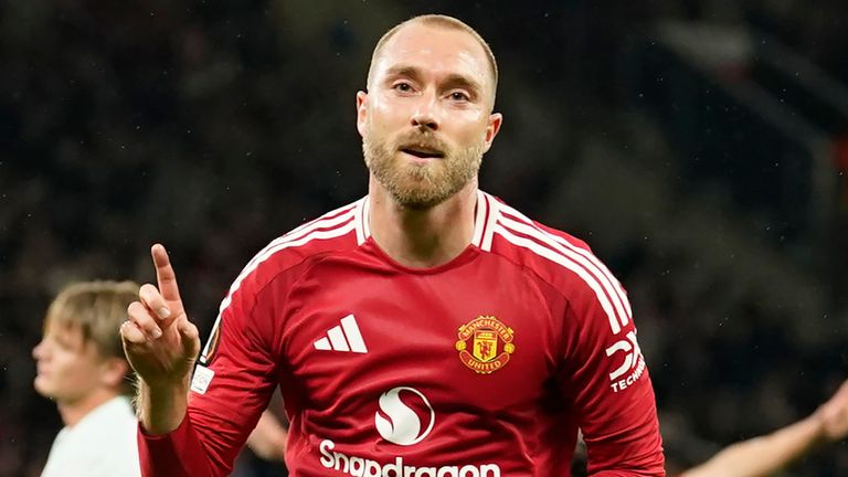 Christian Eriksen dari Manchester United melakukan selebrasi setelah mencetak gol pembuka di fase pembuka Liga Europa melawan Twente