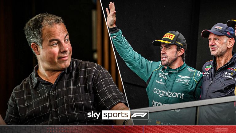 KRAVITZ ON ALONSO 100924 Pembalap Aston Martin Fernando Alonso, dari kiri ke kanan, dari Spanyol, Adrian Newey, kepala teknologi Red Bull Racing, dan pemenang Max Verstappen, dari Belanda, dan pembalap Mercedes Lewis Hamilton, dari Inggris Raya, yang menempati posisi ketiga setelah balapan mobil Formula Satu Grand Prix Kanada, Minggu, 18 Juli 2023, di Montreal. (Christinne Muschi/The Canadian Press via AP)