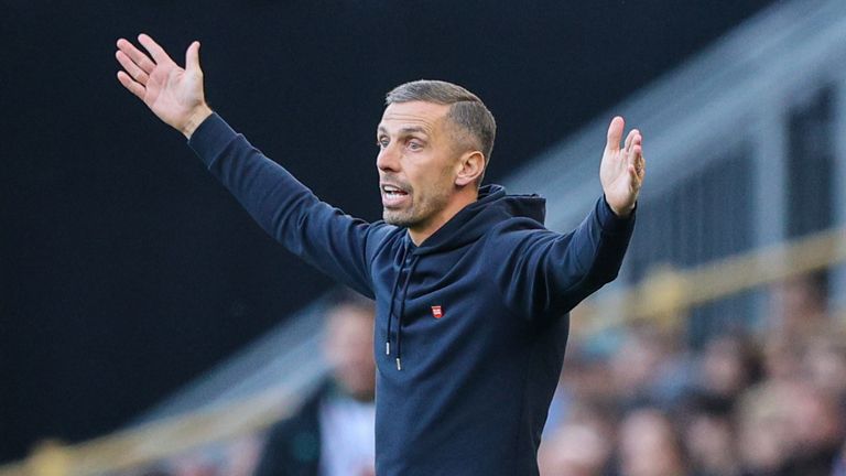 WOLVERHAMPTON, ENGLAND - SEPTEMBER 28: Wolverhampton Wanderers manager Gary O'Neil shouts instructions to his team from the technical area during the Premier League match between Wolverhampton Wanderers FC and Liverpool FC at Molineux on September 28, 2024 in Wolverhampton, England. (Photo by Alex Dodd - CameraSport via Getty Images)