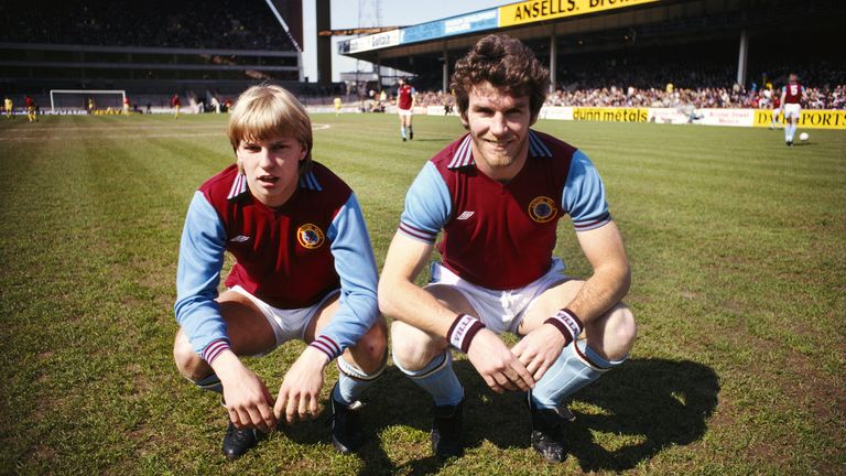 Gary Shaw berfoto dengan rekan setimnya di Aston Villa, Peter Withe di Villa Park pada tahun 1981