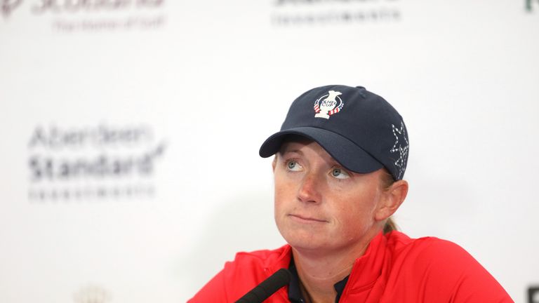 Pemain Piala Solheim AS Stacy Lewis berbicara kepada media setelah mengumumkan bahwa ia harus mengundurkan diri dari turnamen karena cedera di Gleneagles, Auchterarder, Skotlandia, Selasa, 10 September 2019.