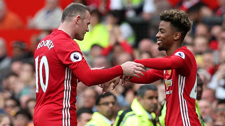 Gomes gab sein Debüt bei Manchester United als Ersatz für Wayne Rooney