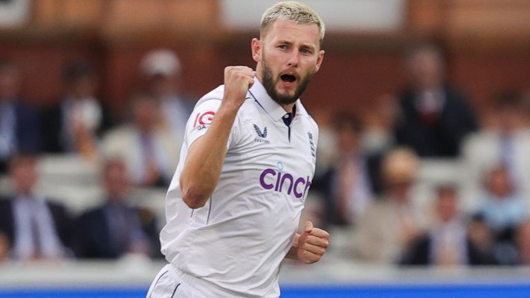 Inggris v Sri Lanka - Uji Coba Kedua Rothesay Putra - Hari Ketiga - Lord's Gus Atkinson dari Inggris merayakan kemenangannya setelah mengalahkan Nisham Madushka dari Sri Lanka pada hari ketiga pertandingan Uji Coba Kedua Rothesay Putra di Lord's, London. Tanggal foto: Sabtu 31 Agustus 2024.