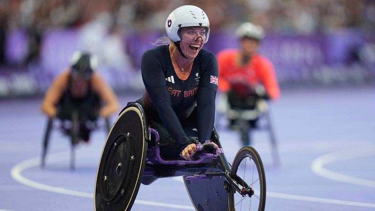 Hannah Cockroft of Great Britain celebrates winning gold in Women's 100m - T34 Final in Paris (Credit Image: Ulrik Pedersen/Cal Sport Media)