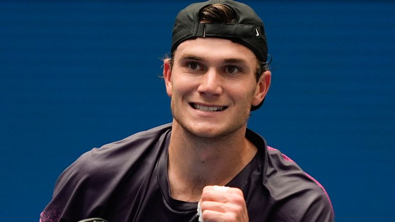 Jack Draper, of Great Britain, reacts after scoring a point against Jannik Sinner, of Italy, during the men's singles semifinal of the U.S. Open tennis championships, Friday, Sept. 6, 2024, in New York. (AP Photo/Julia Nikhinson) 