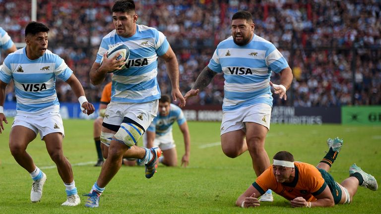 Pemain Los Pumas Argentina Joaquin Oviedo berlari membawa bola untuk mencetak try melawan Australia selama pertandingan uji coba kejuaraan rugbi di Santa Fe, Argentina, Sabtu, 7 September 2024. (Foto AP/Mateo Occhi) 