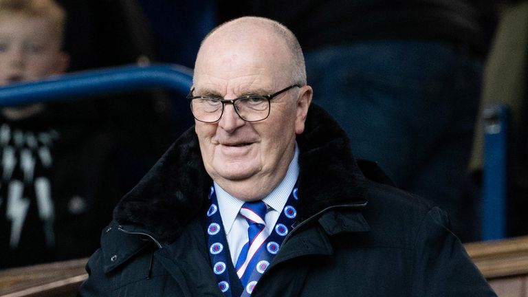 GLASGOW, SCOTLAND - 29 OKTOBER: Mantan direktur John Gilligan (kiri) saat pertandingan Liga Utama antara Rangers dan Aberdeen di Stadion Ibrox, pada 29 Oktober 2022, di Glasgow, Skotlandia. (Foto oleh Alan Harvey / Grup SNS)