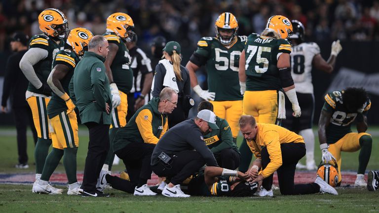 SP - SAO PAULO - 09/06/2024 - NFL, PHILADELPHIA EAGLES VS GREEN BAY PACKERS - Green Bay Packers' Jordan Love leaves the field injured during the match against the Philadelphia Eagles at the Arena Corinthians stadium, for the opening of the NFL championship. Photo: Ettore Chiereguini/AGIF (via AP)