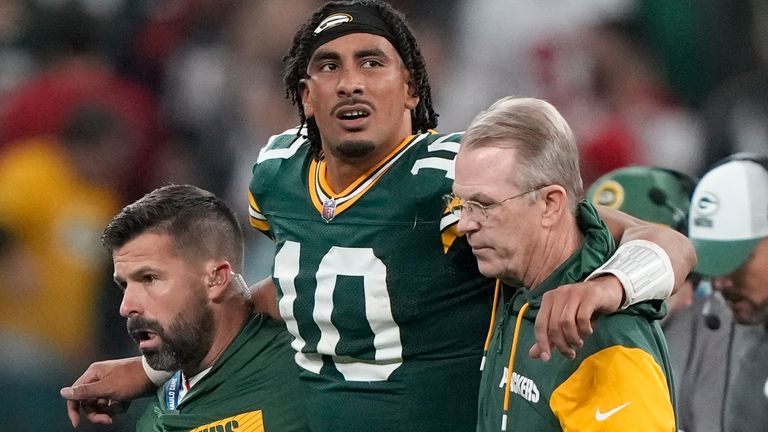 Gelandang Green Bay Packers Jordan Love (10) dibantu keluar lapangan setelah cedera pada babak kedua pertandingan sepak bola NFL melawan Philadelphia Eagles, Sabtu, 7 September 2024, di Neo Quimica Arena di Sao Paulo. (Foto AP/Doug Benc)