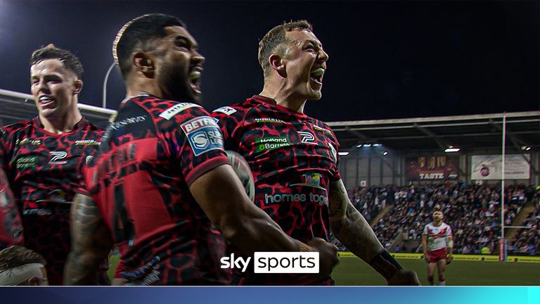 Josh Charnley mencetak try krusial bagi Leigh untuk menyamai Danny McGuire dalam daftar pencetak try sepanjang masa di Super League dengan 247