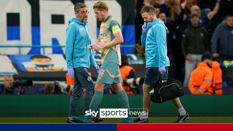 Manchester City&#39;s Kevin De Bruyne, center, gestures as he speaks medical staff end of the first half during the Champions League opening phase soccer match between Manchester City and Inter Milan at the Etihad Stadium, in Manchester, England, Wednesday, Sept. 18, 2024. (AP Photo/Dave Thompson)