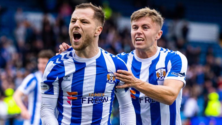 Bruce Anderson dari Kilmarnock merayakan golnya yang membuat kedudukan menjadi 1-1