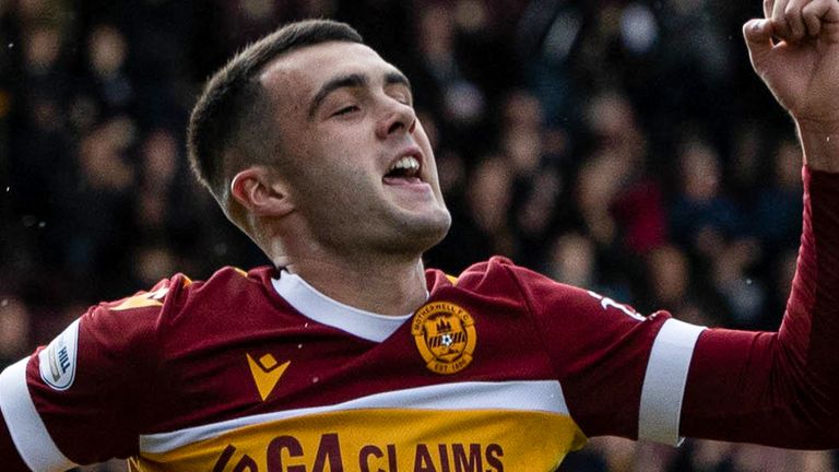 MOTHERWELL, SCOTLAND - 28 SEPTEMBER: Lennon Miller dari Motherwell merayakan gol dari titik penalti untuk menjadikan kedudukan 1-1 dalam pertandingan Liga Utama Skotlandia William Hill antara Motherwell dan St Mirren di Fir Park, pada 28 September 2024, di Motherwell, Skotlandia . (Foto oleh Craig Foy / Grup SNS)