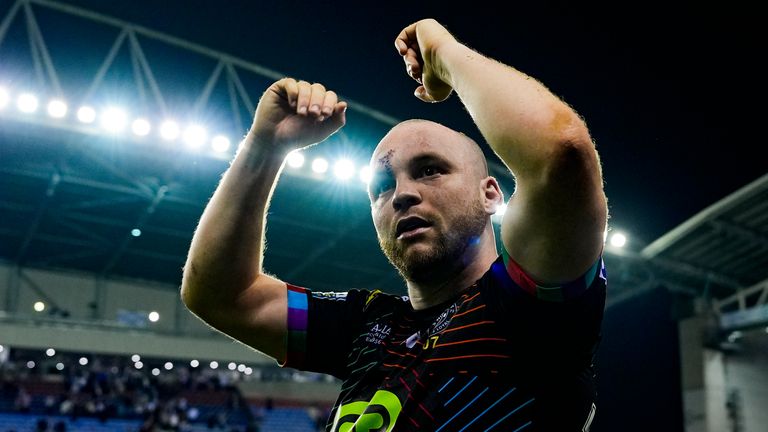 Foto oleh Olly Hassell/SWpix.com - 06/09/2024 - Liga Rugbi - Betfred Super League Putaran 25 - Wigan Warriors v Hull KR - Stadion Komunitas Brick, Wigan, Inggris - Liam Marshall dari Wigan merayakan kemenangan timnya atas Hull KR untuk menempatkan mereka di puncak klasemen Liga Super Betfred