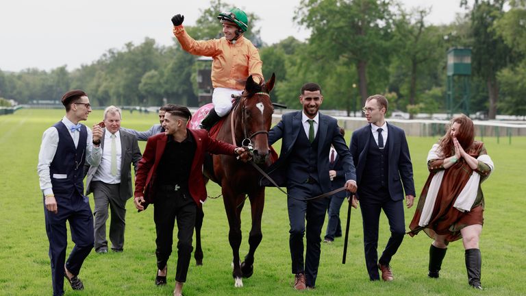 Look de Vega (R. Thomas) wins Qatar Prix du Jockey Club Gr.1, in Chantilly, France, 02/06/2024, photo: Zuzanna Lupa