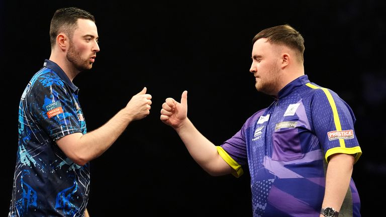 Luke Humphries (izquierda) y Luke Littler durante la final durante el play-off de la Liga Premier BetMGM de 2024 en el O2, Londres. Fecha de la foto: Jueves 23 de mayo de 2024.