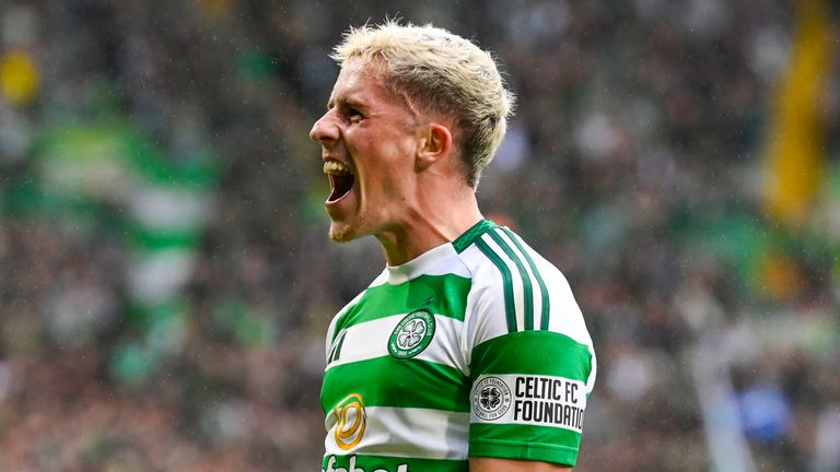 Luke McCowan viert feest terwijl hij zijn eerste Celtic-doelpunt scoort