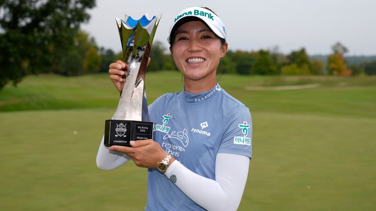 New Zealand's Lydia Ko poses with the trophy after winning the LPGA Kroger Queen City Championship golf tournament at TPC River's Bend on Sunday, September 22, 2024 in Maineville, Ohio. Kaster)