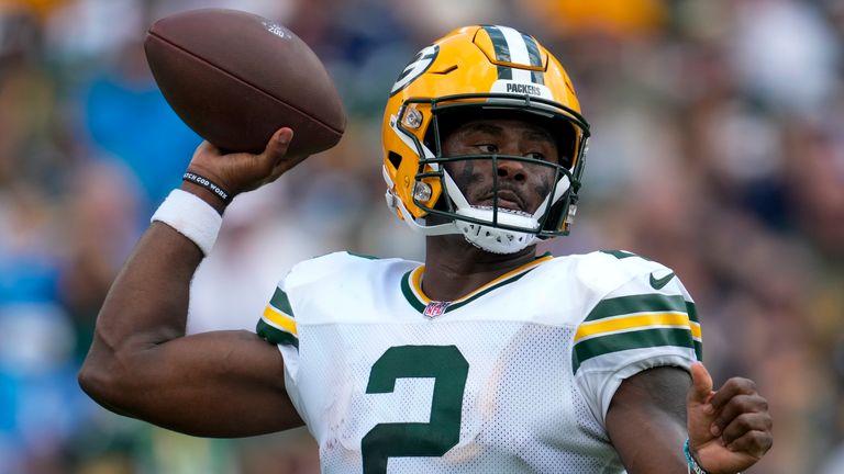 Green Bay Packers' Malik Willis throws during the first half of an NFL football game against the Tennessee Titans Sunday, Sept. 22, 2024, in Nashville, Tenn. (AP Photo/George Walker IV)