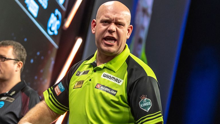 Berlin: Darts: Premier League, 2nd league day in Berlin, van Gerwen (Netherlands) - Littler (England), Mercedes-Benz Arena. Michael van Gerwen celebrates his win in the final. Photo by: Andreas Gora/picture-alliance/dpa/AP Images