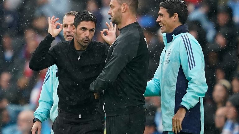 Manajer Arsenal Mikel Arteta memprotes wasit keempat setelah pemain Arsenal Leandro Trossard mendapat kartu merah selama pertandingan sepak bola Liga Primer Inggris antara Manchester City dan Arsenal di Stadion Etihad di Manchester, Inggris, Minggu, 22 September 2024. (Foto AP/Dave Thompson)