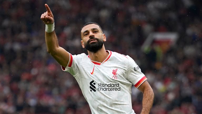 Mohamed Salah dari Liverpool merayakan gol ketiganya (AP Photo/Dave Thompson)