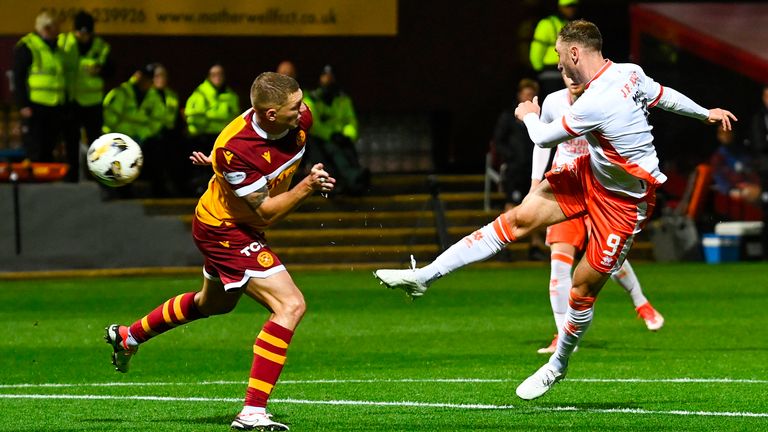     Louis Moult scores for Dundee United, 1-1 