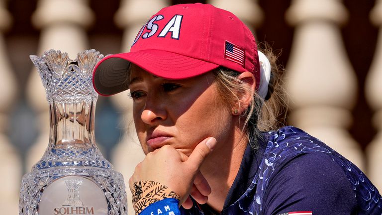 Nelly Korda dari Amerika Serikat menunggu foto tim sebelum dimulainya turnamen golf Piala Solheim di Robert Trent Jones Golf Club, Selasa, 10 September 2024, di Gainesville, Virginia. (Foto AP/Matt York) 