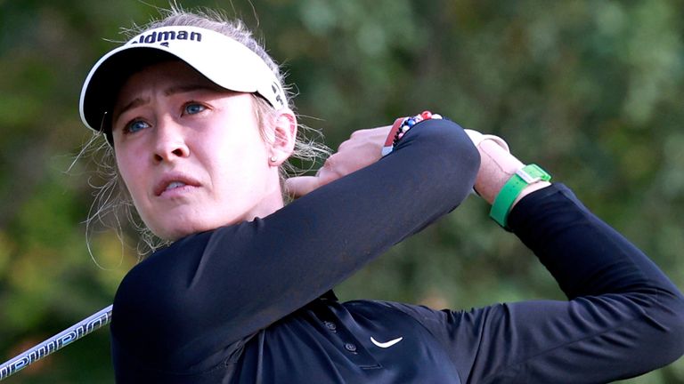 CINCINNATI, OH - 20 SEPTEMBER: Pegolf LPGA Nelly Korda melakukan pukulan tee-nya di hole ke-8 selama ronde kedua Kroger Queen City Championship yang dipersembahkan oleh P&G pada tanggal 20 September 2024, di TPC River's Bend di Cincinnati, Ohio. (Foto oleh Brian Spurlock/Icon Sportswire) (Icon Sportswire via AP Images)