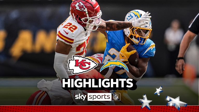 El corredor de Los Angeles Chargers, JK Dobbins (27), corre con el balón mientras el cornerback de los Kansas City Chiefs, Trent McDuffie (22), defiende durante la primera mitad de un partido de fútbol americano de la NFL el domingo 29 de septiembre de 2024 en Inglewood, California. 