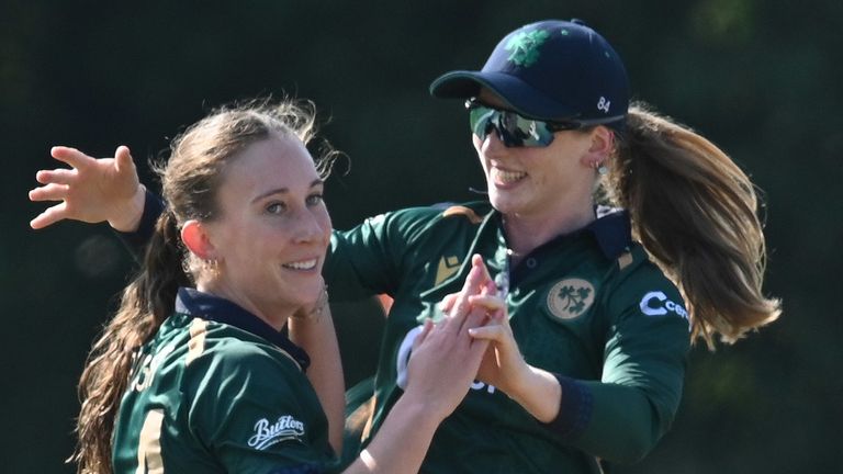 Orla Prendergast dari Irlandia merayakan kemenangannya setelah menangkap dan melempar bola ke arah Emma Lamb dari Inggris selama pertandingan First Women's One Day International di Civil Service Cricket Club, Stormont. Tanggal foto: Sabtu 7 September 2024.