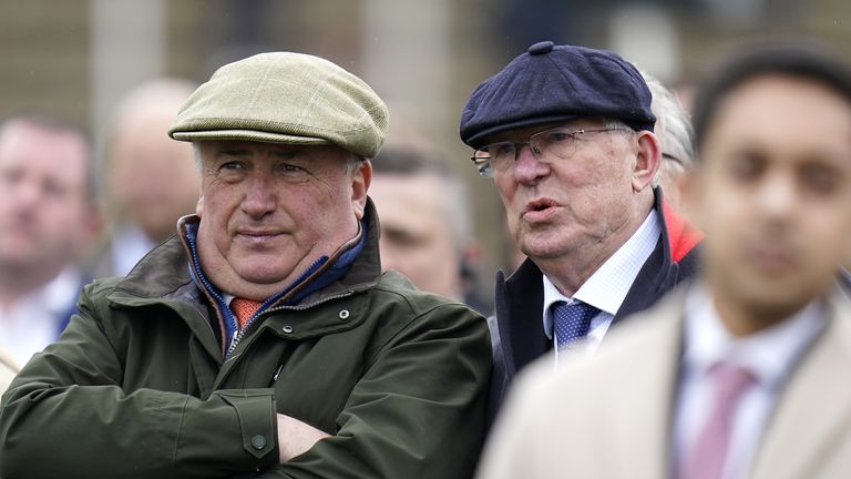 Pelatih Paul Nicholls dengan pemilik Sir Alex Ferguson di Cheltenham 