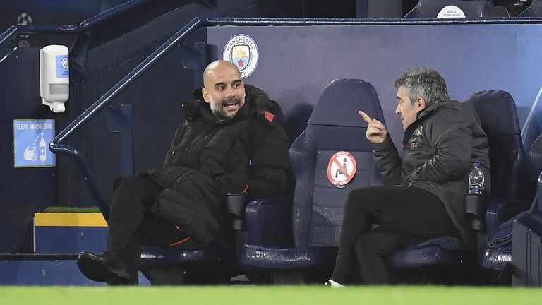 Manajer Manchester City Pep Guardiola (kiri) berbicara dengan asisten Juan Manuel Lillo di ruang ganti selama pertandingan Liga Champions melawan Marseille di Stadion Etihad, Manchester pada tahun 2020