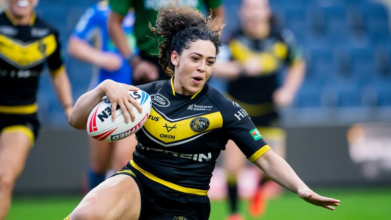 Picture by Allan McKenzie/SWpix.com - 22/09/2024 - Rugby League - Betfred Women's Super League Semi Final - Leeds Rhinos v York Valkyrie - AMT Headingley, Leeds, England - York's Savannah Andrade breaks free to score a try against Leeds.