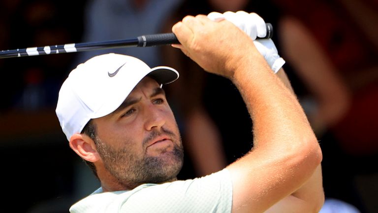 ATLANTA, GA - 01 SEPTEMBER: Scottie Scheffler (AS) melakukan pukulan tee off pada hole pertama selama putaran final FedExCup TOUR Championship pada 09/01/24 di East Lake Golf Club di Atlanta, Georgia. (Foto oleh David J. Griffin/Icon Sportswire) (Icon Sportswire via AP Images) 