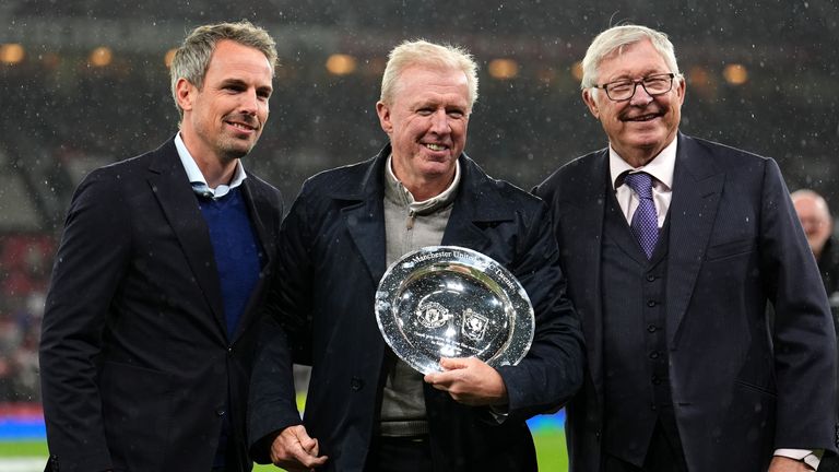 There was a nice moment for former Manchester United assistant manager Steve McClaren just before kick-off when he was presented with a plaque by Sir Alex Ferguson and Twente representative Wout Brama. 