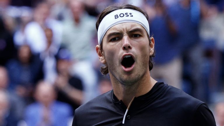 The American Taylor Fritz celebrates a decisive point against the Italian Jannik Sinner in the men's US Open final