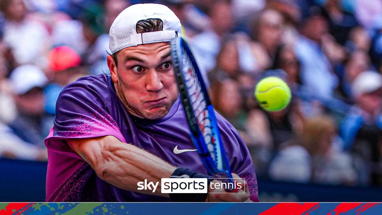 Jack Draper, petenis Inggris Raya, mengembalikan bola ke Alex de Minaur, petenis Australia, selama perempat final kejuaraan tenis AS Terbuka, Rabu, 4 September 2024, di New York. (Foto AP/Pamela Smith)