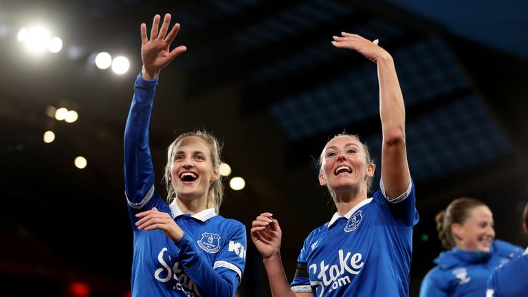 Toni Duggan (til høyre) og Nathalie Bjorn (til venstre) feirer seieren på Anfield. 