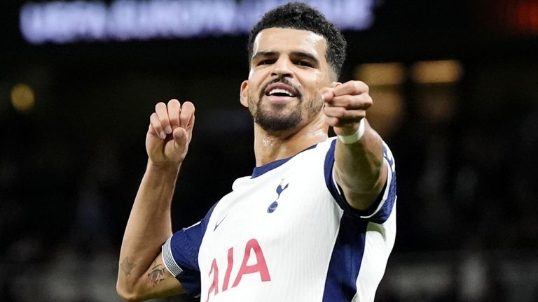 Dominic Solanke celebra marcar su segundo gol en dos partidos. 