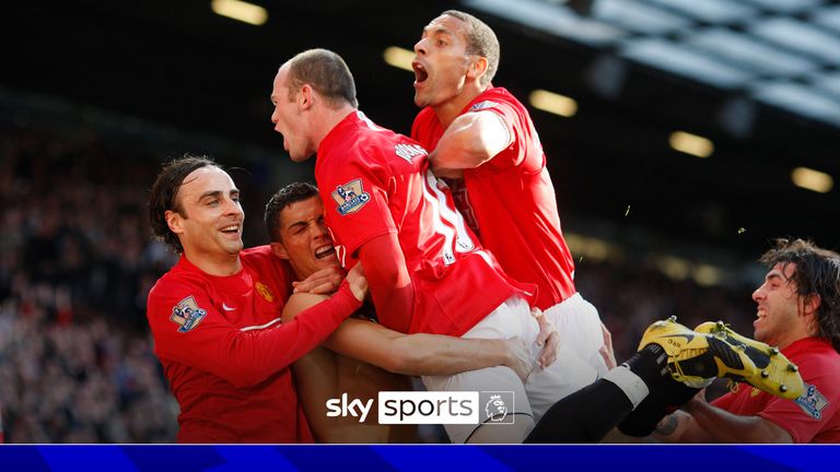 Manchester Uniteds Cristiano Ronaldo, andre fra venstre, feirer med lagkameratene etter å ha scoret mot Tottenham under deres engelske Premier League-fotballkamp på Old Trafford Stadium, Manchester, England, lørdag 25. april 2009. (AP Photo/ Jon Super) *