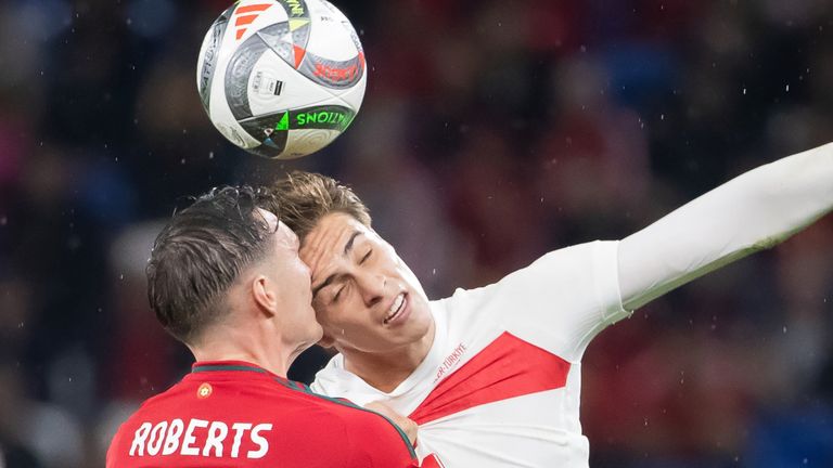 Galler'den Connor Roberts ve Türkiye'den Kenan Yıldız, Cardiff'teki UEFA Uluslar Ligi maçında kafa vuruşu için mücadele ediyor (Fotoğraf: Athena Pictures/Getty Images)