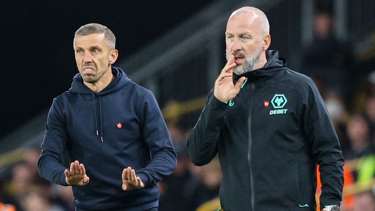 WOLVERHAMPTON, ENGLAND - SEPTEMBER 28: Wolverhampton Wanderers manager Gary O'Neil shouts instructions to his team from the technical area during the Premier League match between Wolverhampton Wanderers FC and Liverpool FC at Molineux on September 28, 2024 in Wolverhampton, England. (Photo by Alex Dodd - CameraSport via Getty Images)