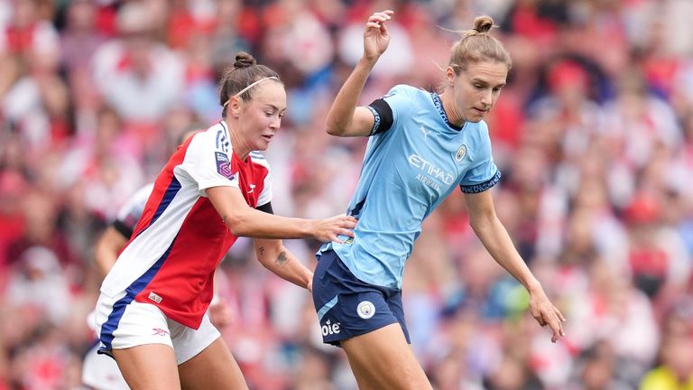 Vivienne Miedema dribbles away from Caitlin Foord